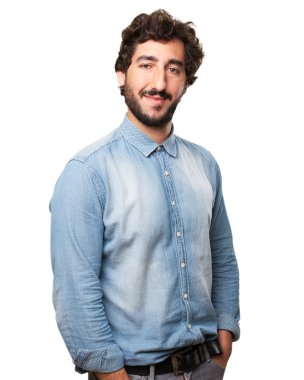Gülümseyen genç adam