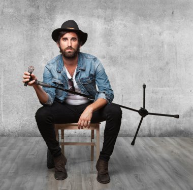 mikrofon ile mutlu rockstar