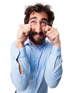 Üzgün genç adam ağlıyor.