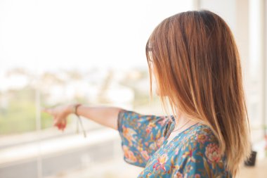 mutlu genç kadın işaretçi açık