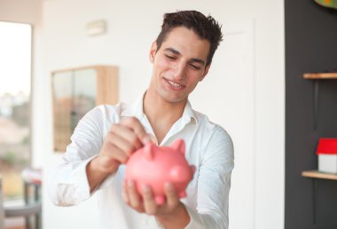 Kumbaralı mutlu genç adam 