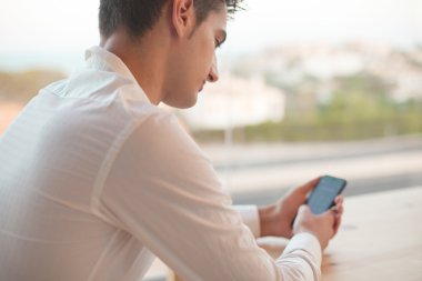 cep telefonu ile mutlu bir genç adam