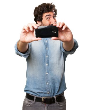 mutlu genç adam selfie poz