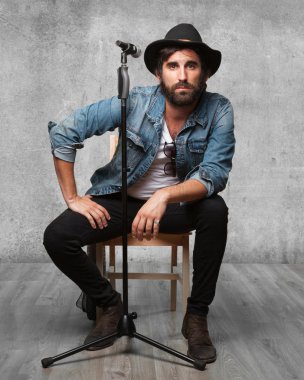 mikrofon ile mutlu rockstar