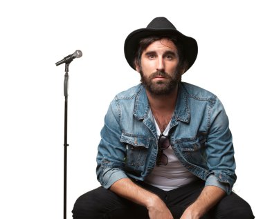 mikrofon ile mutlu rockstar