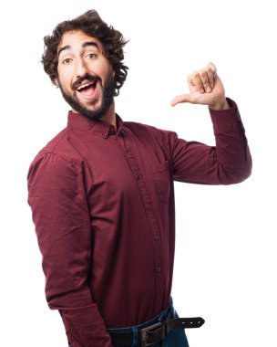 gülümseyen gururlu genç adam