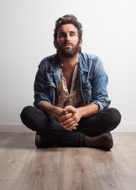 katta oturan rock müzisyeni