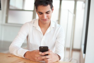 cep telefonu ile mutlu bir genç adam