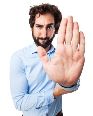 kızgın genç adam dur jest