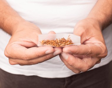 adam ortak bir sigara