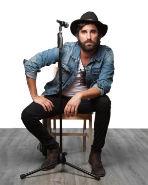 mikrofon ile mutlu rockstar