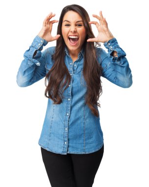 Kızgın genç kadın bağırıyor