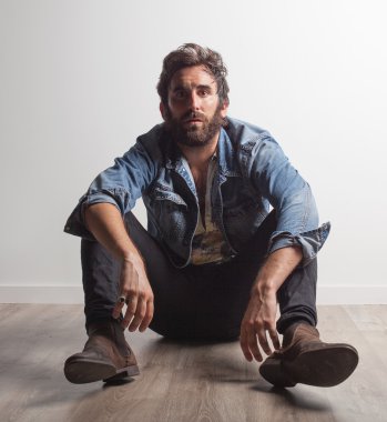 katta oturan rock müzisyeni