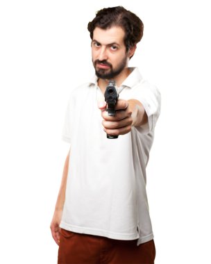 kızgın genç adam silahla