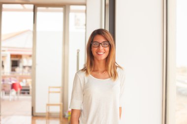 genç kadın ev concept