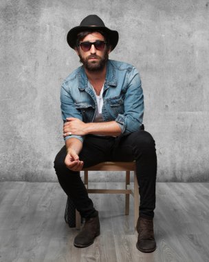 sandalye ile gurur rock yıldızı