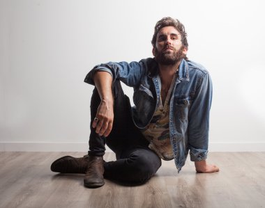 katta oturan rock müzisyeni