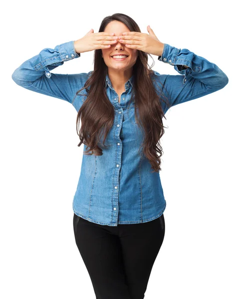 Onnellinen nuori nainen peittää silmät — kuvapankkivalokuva