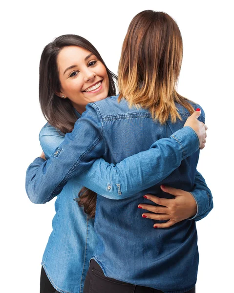 Счастливые сестры обнимаются — стоковое фото