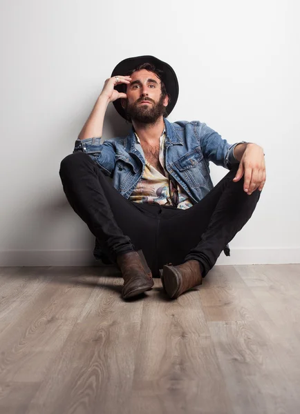 Músico de rock posando em estúdio — Fotografia de Stock