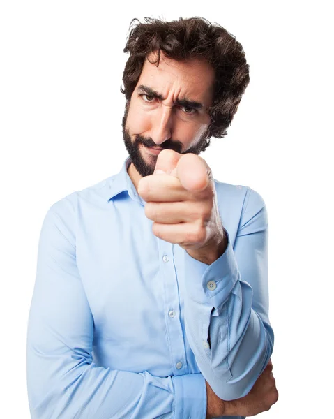 Jeune homme en colère pointant devant — Photo