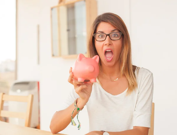 Feliz joven con alcancía — Foto de Stock