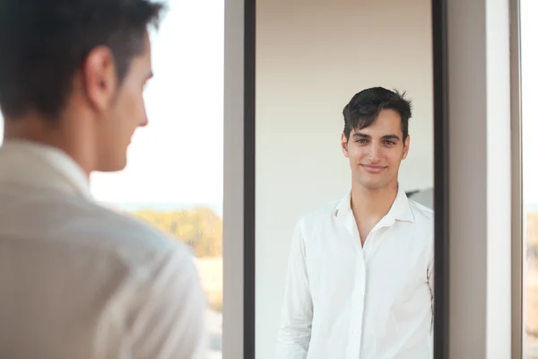 Glücklicher junger Mann mit Spiegel — Stockfoto