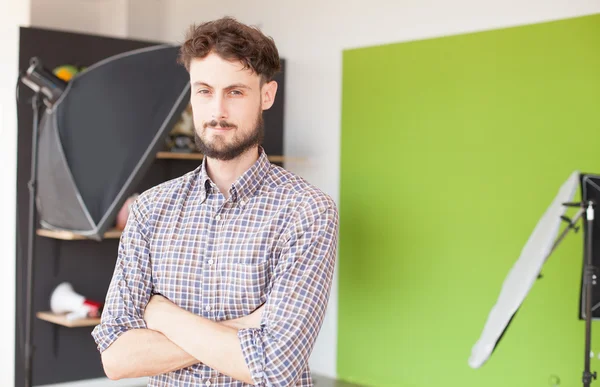 Jovem homem foto estúdio — Fotografia de Stock