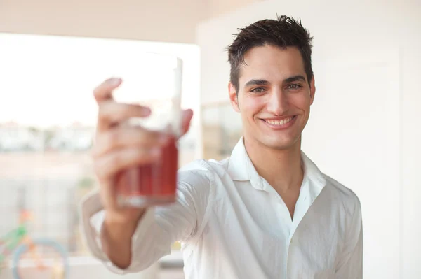 Jovem feliz com bebida alcoólica — Fotografia de Stock