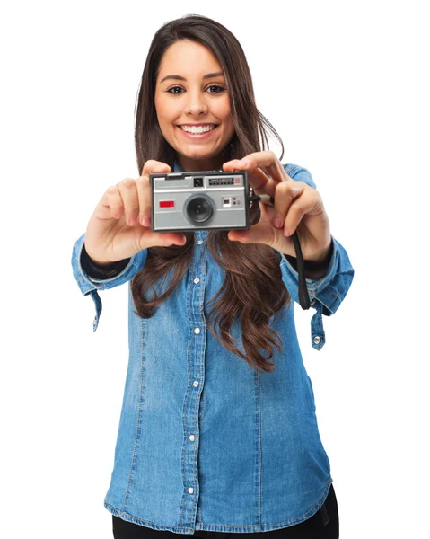 快乐拿照相机的年轻女人 — 图库照片