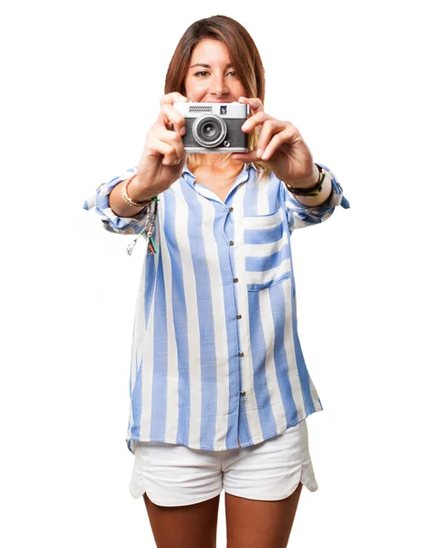 Счастливая молодая женщина с фотоаппаратом — стоковое фото