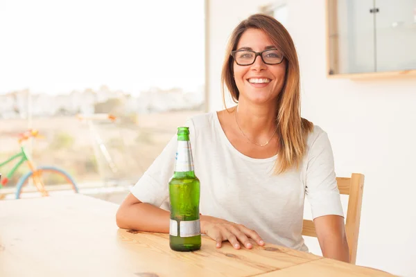 Glückliche junge Frau mit Bier — Stockfoto