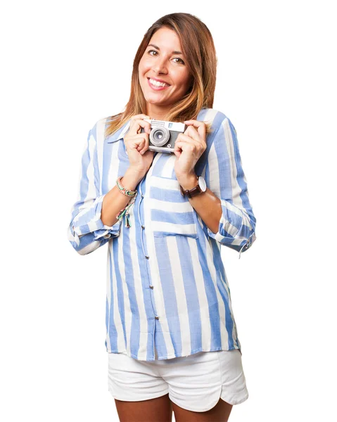 Glückliche junge Frau mit Kamera — Stockfoto