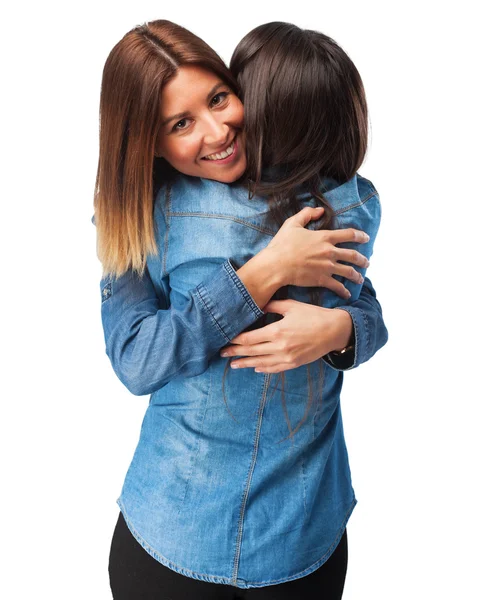 Glückliche Schwestern, die sich umarmen — Stockfoto