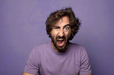 Genç yetişkin, etkileyici, sakallı adam.