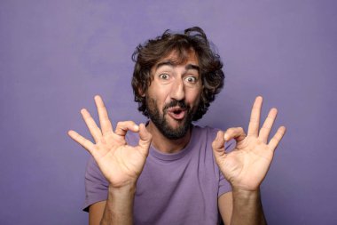 Genç yetişkin, etkileyici, sakallı adam.