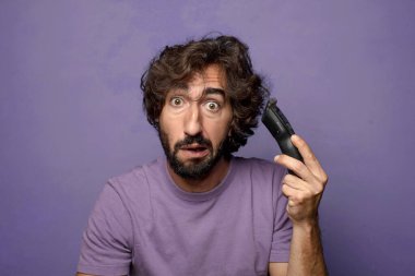 Jileti olan sakallı genç bir adam.