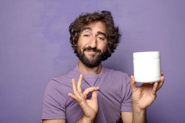 Genç, sakallı, manuct şişesi.