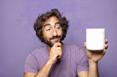 Genç, sakallı, manuct şişesi.