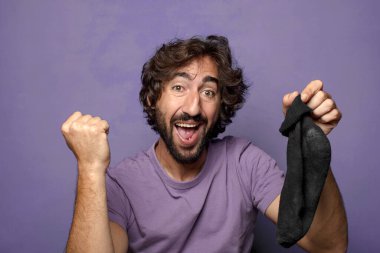 Kirli çorabı olan genç, sakallı bir adam.