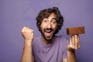 Genç, sakallı, gizemli kutulu bir adam.