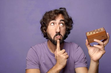 Genç, sakallı, gizemli kutulu bir adam.