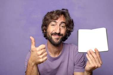 Genç, sakallı, cüzdanı olan bir adam.