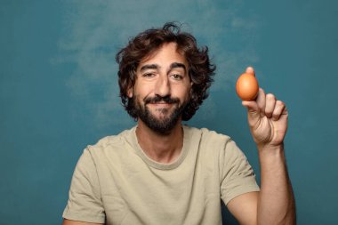 Genç yetişkin sakallı adam yumurtası konsepti