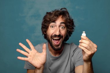 Harika bir hafızası olan genç, sakallı bir adam.