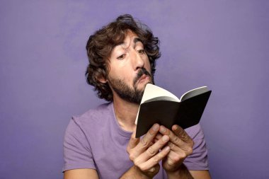 Genç, sakallı, cüzdanı olan bir adam.