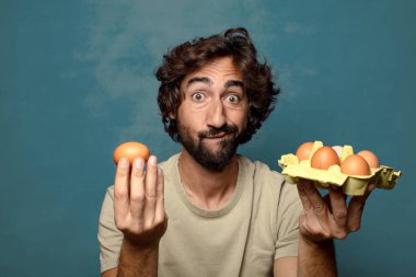 Genç yetişkin sakallı adam yumurtası konsepti