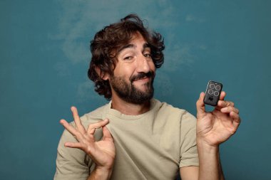 Garaj kumandalı sakallı genç bir adam.