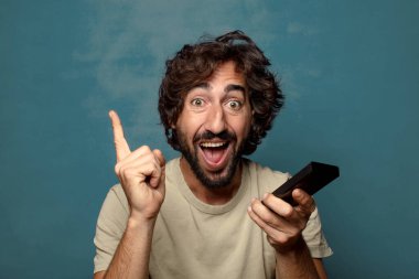 Uzaktan kumandalı sakallı genç bir adam.