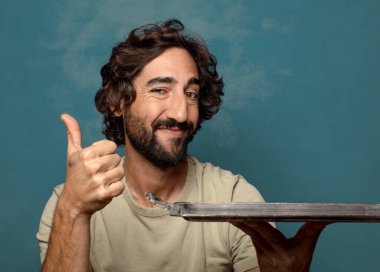 Gümüş tepsisi olan genç, sakallı bir adam.